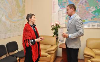 Igors Prelatovs apsveica Domes darbinieci Janīnu Ļeščovu nozīmīgā dzīves jubilejā