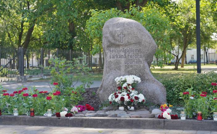 Komunistiskā genocīda upuriem veltīts piemiņas brīdis
