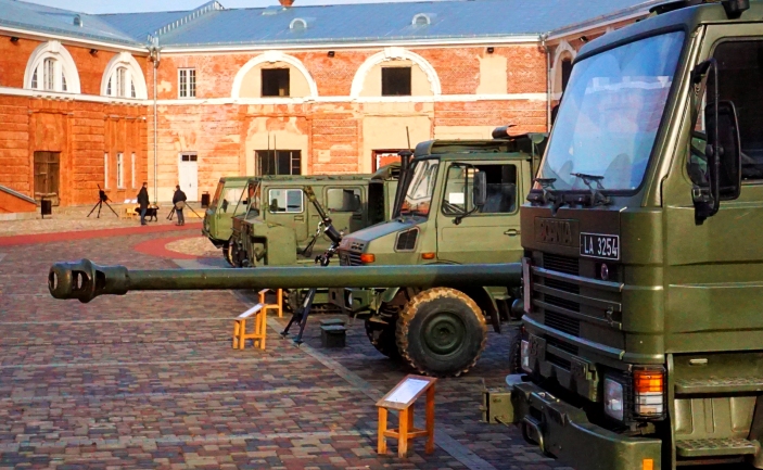 Zemessardzes militārās tehnikas un ieroču izstāde