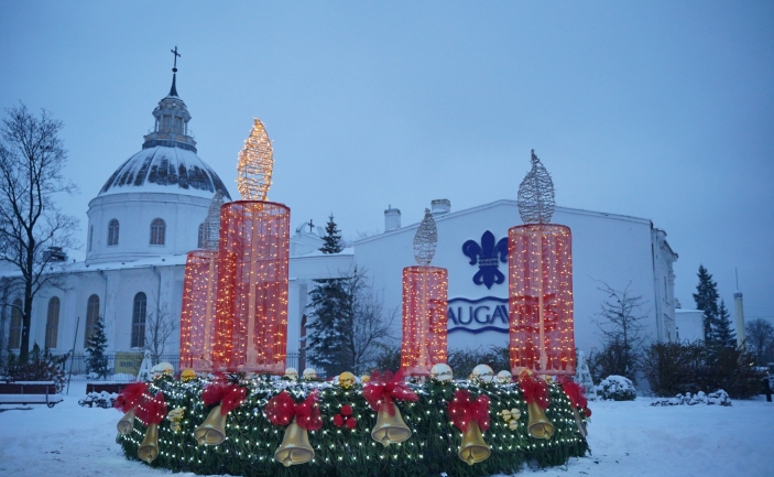 Pirmās adventes sveces iedegšana