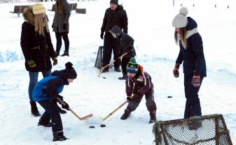 Daugavpilī notika “Sniega diena”, kurā gan lieli, gan mazi baudīja ziemas sporta aktivitātes