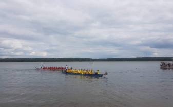 Pirmais Starptautiskais pūķu laivu festivāls pulcē lielu skaitu dalībnieku