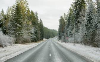 Autovadītāju ievērībai: daudzviet valsts teritorijā apgrūtināti braukšanas apstākļi, strādā 146 ziemas tehnikas vienības