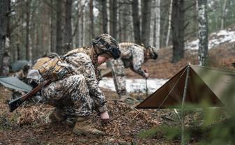 Militārajā poligonā “Meža Mackeviči” turpinās karavīru un zemessargu apmācība