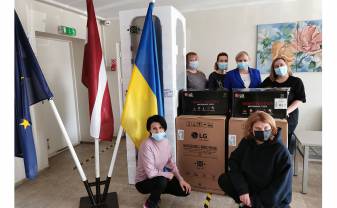 Medicīnas koledža saņēma ziedojumu Ukrainas bēgļu sadzīves apstākļu uzlabošanai