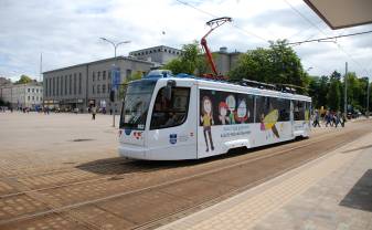 Daugavpilī sāk kursēt košs tramvajs ar sociālo reklāmu bāreņu atbalstam