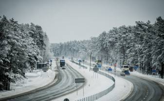 Autovadītāju ievērībai: šorīt lielākā daļa Latvijas autoceļu sniegoti un apledo
