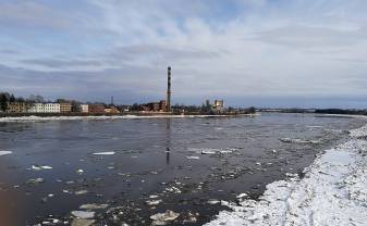 ŪDENS LĪMENIS DAUGAVĀ ŠOBRĪD PLŪDU DRAUDUS NERADA