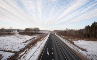 Autovadītāju ievērībai: šorīt vietām Latgalē autoceļi apledo, strādā ziemas ceļu uzturēšanas tehnikas vienības