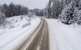 Šorīt visā Latvijā autoceļi sniegoti un apledo, strādā 112 ziemas tehnikas vienības