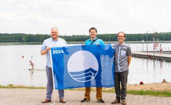 Lielā Stropu ezera peldvietās plīvo Zilie karogi