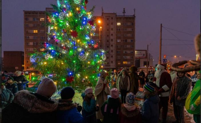 Daugavpils apkaimēs iemirdzas Ziemassvētku eglītes