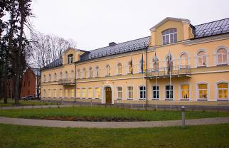 SAULES SKOLA AICINA  MĀKSLINIEKUS- SKOLAS PEDAGOGUS IESNIEGT DARBUS  IZSTĀDEI  ATJAUNOTAJĀ SAULES SKOLAS ĒKĀ 