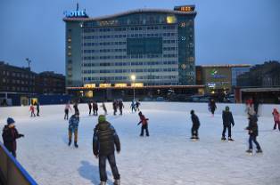 Pēdējo nedēļu darbojas slidotava Vienības laukumā