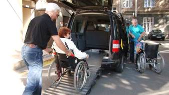 Проект «Социальное такси» работает на пользу даугавпилчан с инвалидностью (ВИДЕО)